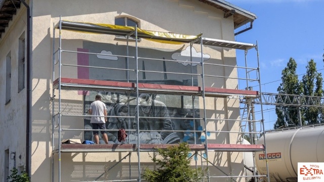 Mural w hołdzie pionierom powstaje na Stołczynie. Fot. Maciej Papke 