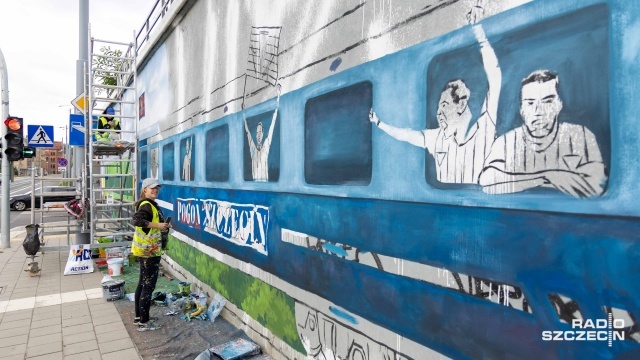 Mural kolejowy wjeżdża na ulicę Kolumba. Fot. Robert Stachnik 