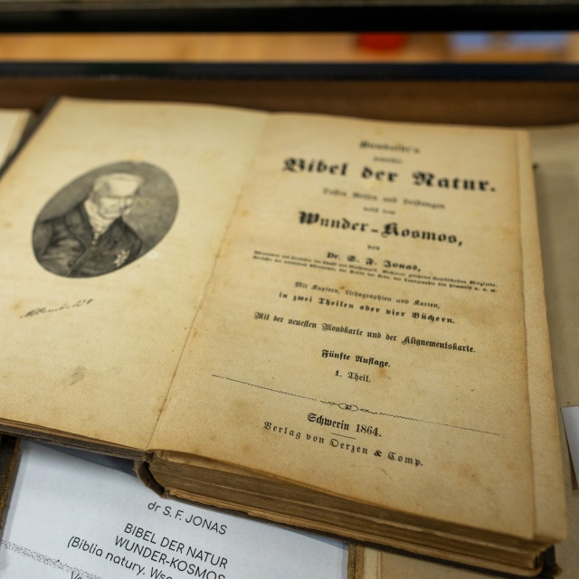 Wystawa "Z zakamarków biblioteki" zabierze was w świat książek pełen sekretów i niezwykłego uroku. Fot. Miejska Biblioteka Publiczna im. Stefana Flukowskiego w Świnoujściu 