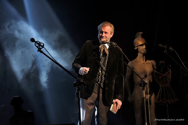 Teatr Polski w Szczecinie. Adam Opatowicz - 28. urodziny Czarnego Kota Rudego. Fot. Włodzimierz Piątek Extra Wydarzenia 23.02.2025