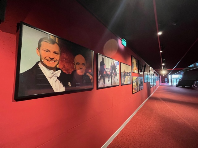 Nowa wystawa w Teatrze Polskim w Szczecinie "Stanisław Tym w Szczecinie - w obiektywie Włodzimierza Piątka i Marka Szymczaka" Extra Wydarzenia 23.02.2025