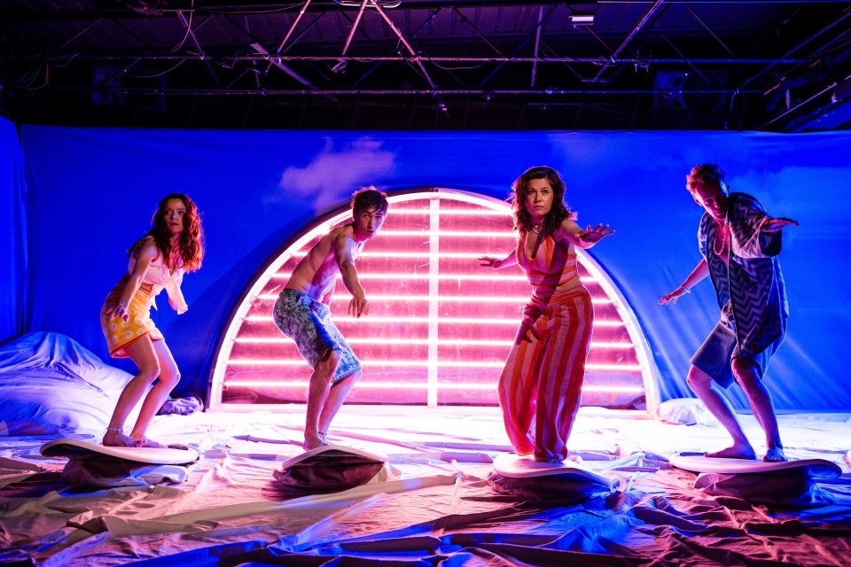 "Surferzy" - Scena Nowe Sytuacje Teatru Współczesnego w Szczecinie. Fot. Piotr Nykowski