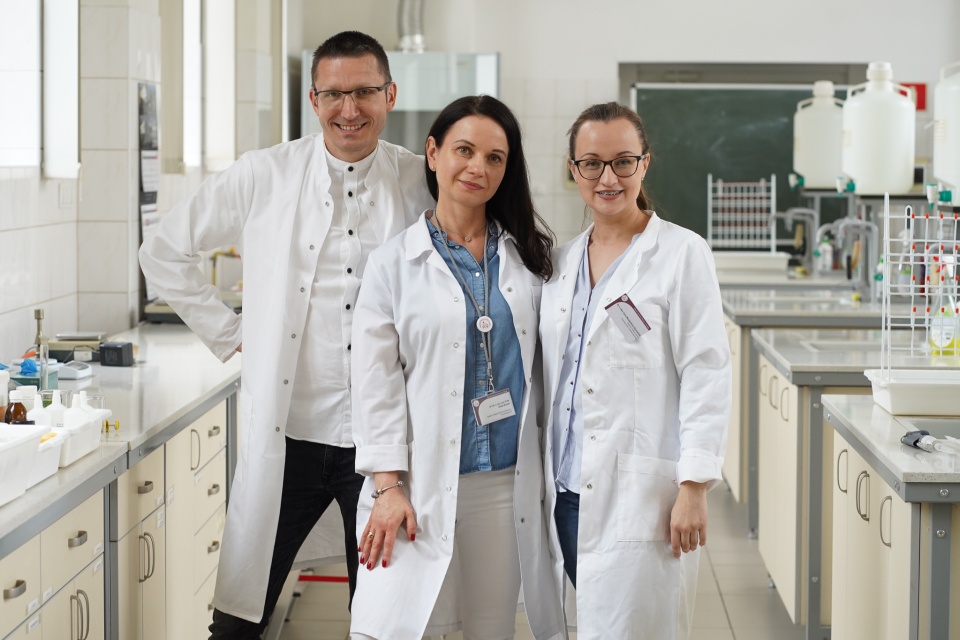 Dr Łukasz Kucharski, dr hab. Anna Nowak, prof. PUM i dr Anna Muzykiewicz-Szymańska