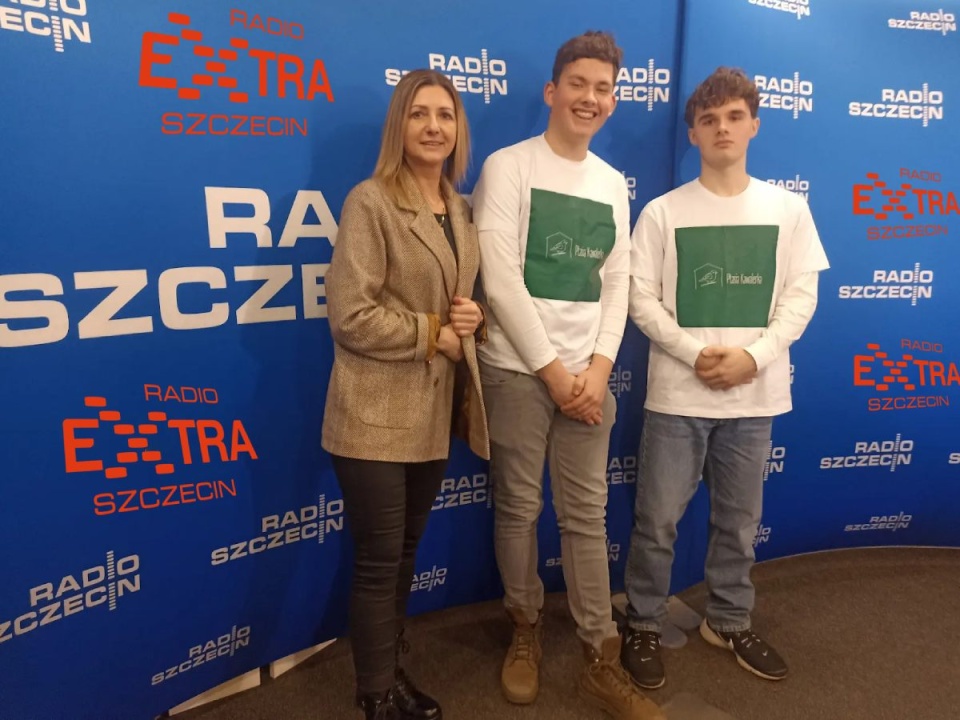 Nauczycielka Edyta Pawlicka oraz uczniowie Kacper Domański i Kuba Grzeszewski, uczestnicy projektu "Ptasia Kawalerka"