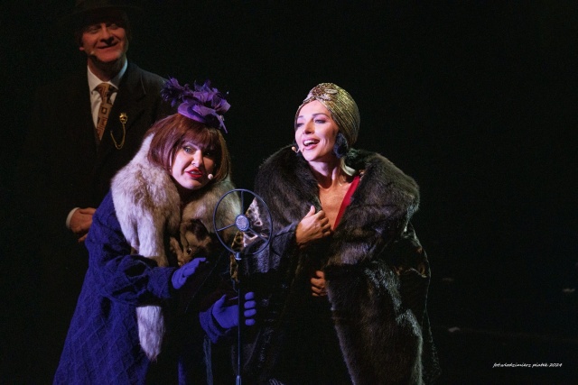 Adrianna Szymańska, Sylwia Różycka i Sławomir Kołakowski w spektaklu „Polita” na scenie Teatru Polskiego w Szczecinie. Fot. Włodzimierz Piątek 