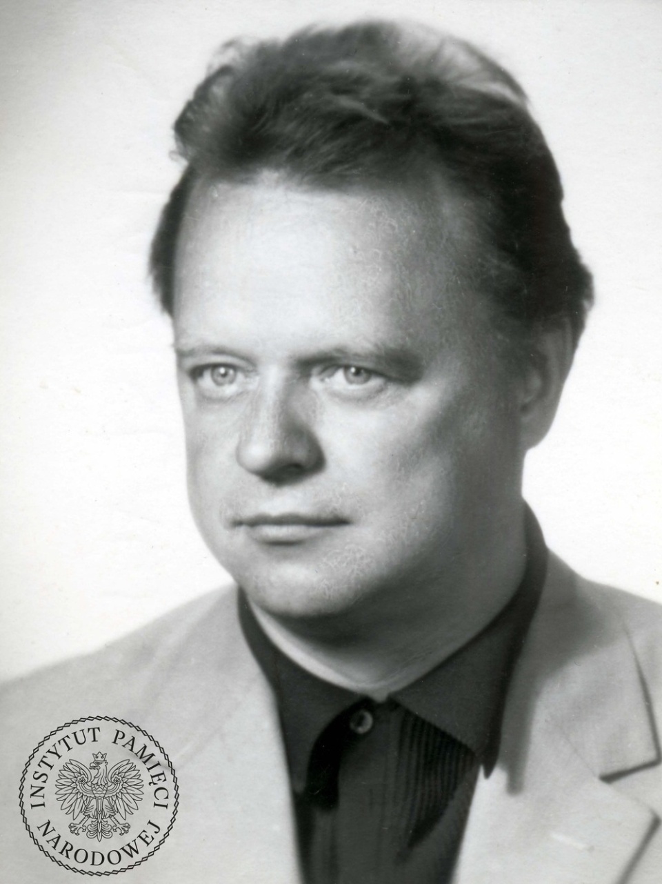 Zdjęcie portretowe Stanisława Barei. Fotografia z akt paszportowych, dołączona do podania o wyjazd zagraniczny w 1979 r. (fot. z zasobu IPN)