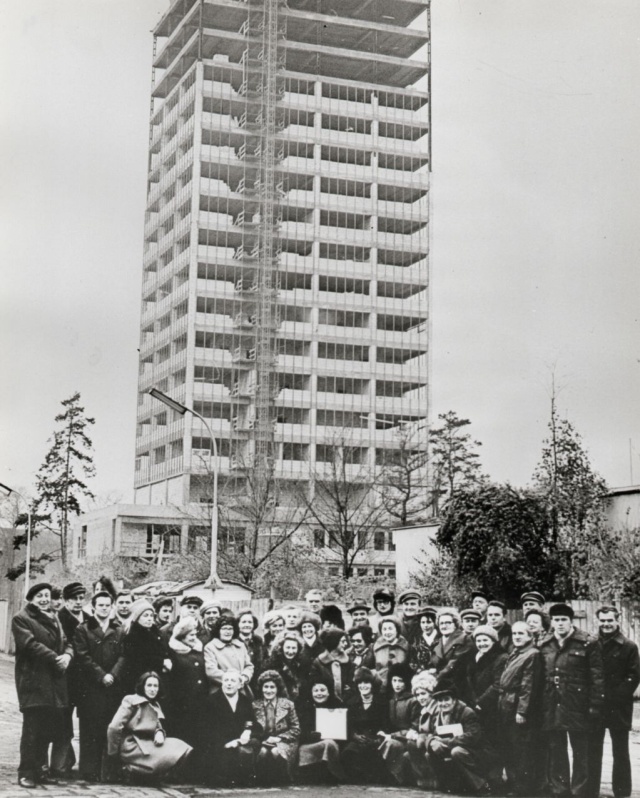 Szczecińscy radiowcy w 1975 roku (w tle wieżowiec radiowo-telewizyjny w budowie) Lata 70.