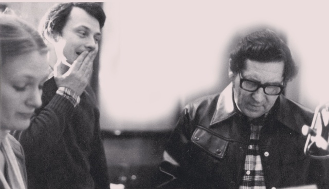 Ewa Wrońska (aktorka), Sylwester Woroniecki (reżyser) i Marian Nosek (aktor) podczas nagrania słuchowiska. Fot. Danuta Piotrowska - z albumu "60 lat Polskiego Radia Szczecin", pod. red. Mariana Kowalskiego Lata 70.