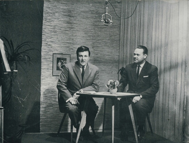 Od lewej: Waldemar Makarenko w studiu telewizyjnym - najbardziej znanych organizatorów i propagatorów życia sportowego w Szczecinie. Lata 70.