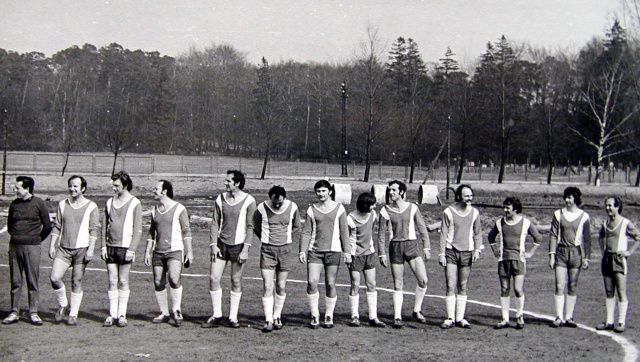 Drużyna Radia Koszalin. Mecz towarzyski radiowcy ze Szczecina kontra radiowcy z Koszalina. Kwiecień 1976 rok. Fot. Bogusław Lis [Radio Szczecin] Lata 70.