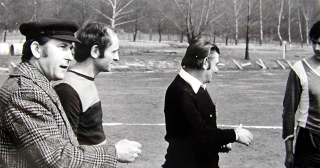 Od lewej: Zbigniew Arabski i Waldemar Frątczk oraz sędzia piłkarski. Mecz towarzyski radiowcy ze Szczecina kontra radiowcy z Koszalina. Kwiecień 1976 rok. Fot. Bogusław Lis [Radio Szczecin] Lata 70.