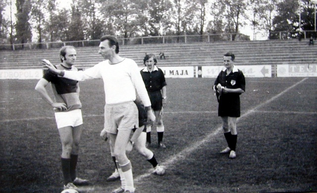 Pierwszy od lewej nasz zawodnik - Waldemar Frątczak. Mecz towarzyski radiowcy ze Szczecina kontra radiowcy z Koszalina. Kwiecień 1976 rok. Fot. Bogusław Lis [Radio Szczecin] Lata 70.