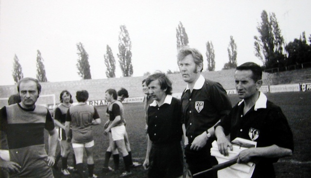 Pierwszy od lewej nasz zawodnik - Waldemar Frątczak. Mecz towarzyski radiowcy ze Szczecina kontra radiowcy z Koszalina. Kwiecień 1976 rok. Fot. Bogusław Lis [Radio Szczecin] Lata 70.