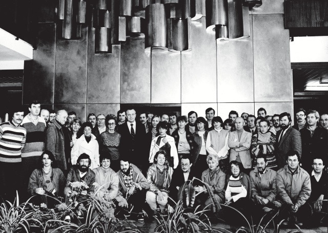 Zespół radiowców w holu wieżowca. Grudzień 1985 rok. Fot. z archiwum Radia Szczecin Oddanie nowego Ośrodka Polskiego Radia I Telewizji - audycja Marii Okulicz i Marka Koszura (TS 5583)