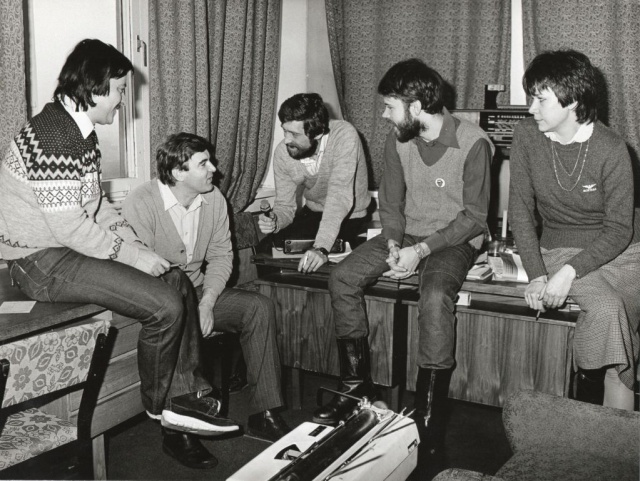 Redakcja Studia Bałtyk i Programów Informacyjnych. Od lewej : Teodor Baranowski, Ryszard Mysiak, Marek Borowiec, Jarosław Dalecki, Maria Gruszczyńska. Fot. Zdzisław Gajda [z Archiwum Radia Szczecin] Lata 80.