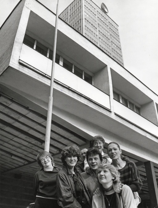 Redakcja Programów Artystycznych. Od lewej: st. bibliotekarz Leonia Kotuła, Anna Tyburska (obecnie Koprowicz), Jerzy Szafulski, Sylwester Woroniecki, Teresa Podesławska, Halina Więcek-Przybyła, Dorota Zamolska. Fot. Zdzisław Gajda [z Archiwum Radia Szczecin] Lata 80.
