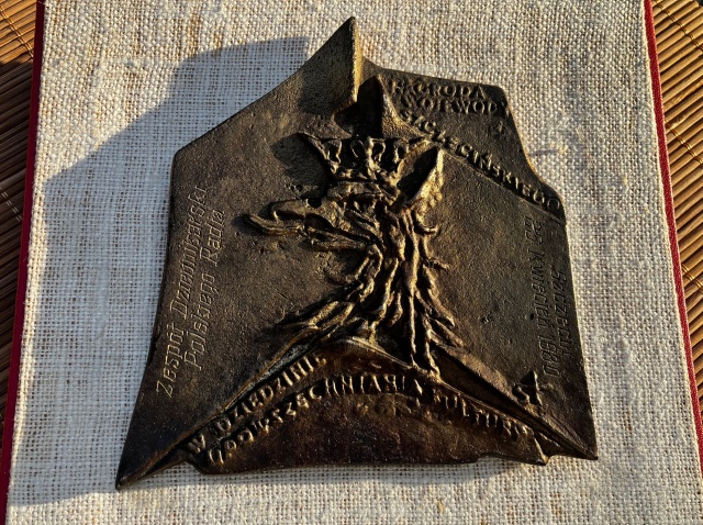 Nagroda Wojewody Szczecińskiego przyznana Zespołowi Dziennikarskiemu Polskiego Radia Szczecin 25 kwietnia 1980 roku, w dniu otwarcia nowowybudowanego wieżowca - nowej siedziby Ośrodka Radiowo-Telewizyjnego w Szczecinie. Na medalu jeszcze jedna inskrypcja: za upowszechnianie kultury. Fot. Agata Rokicka [Radio Szczecin] Lata 80.