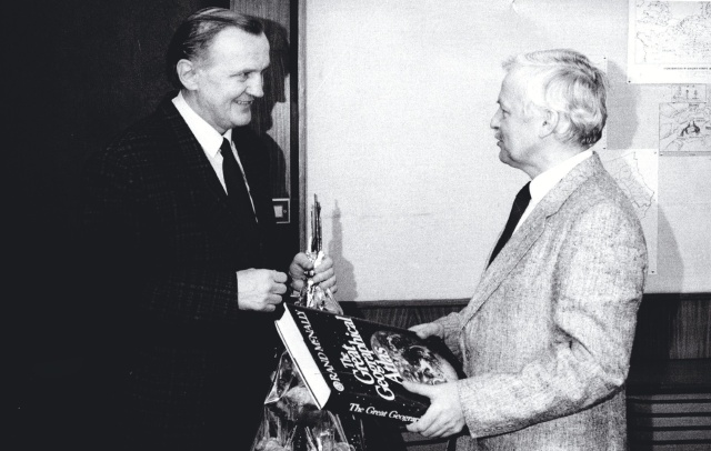 Pożegnanie Zbigniewa Puchalskiego, wieloletniego Red. Naczelnego i Dyrektora szczecińskiej Rozgłośni (po lewej) przez Zbigniewa Kosiorowskiego, Prezesa i Red. Naczelnego Radia Szczecin. Fot. z albumu "60 lat Polskiego Radia Szczecin", pod red. Mariana Kowalskiego Lata 90.