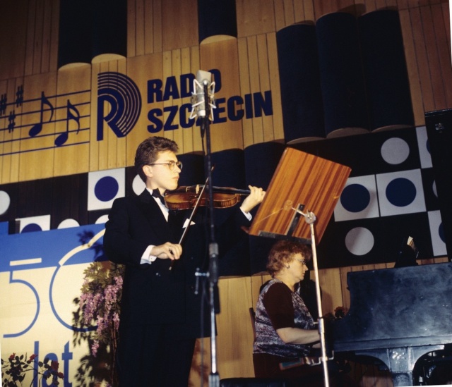 Młodziutki Bartłomiej Nizioł w Studiu Koncertowym Radia Szczecin. Fot. z albumu "60 lat Polskiego Radia Szczecin", pod red. Mariana Kowalskiego Lata 90.