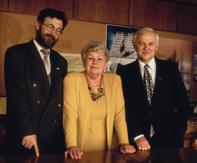 Pierwszy Zarząd Radia Szczecin. Od prawej: Zbigniew Kosiorowski - Prezes, Red. Naczelny, Alina Głowacka - Wiceprezes, Z-ca Red. Naczelnego oraz Jacek Wiśniewski - członek Zarządu. Fot. Archiwum Radia Szczecin Lata 90.