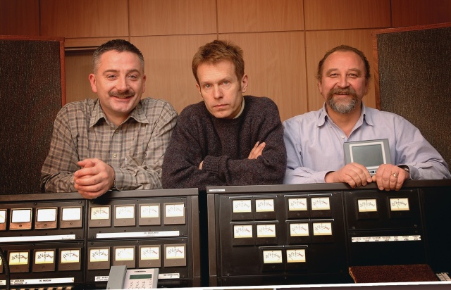 W Rozdzielni. Technicy, realizatorzy - od lewej: Jacek Bukianiec, Krzysztof Ślusarz, Zbigniew Malarski. Fot. Archiwum Radia Szczecin Lata 90.