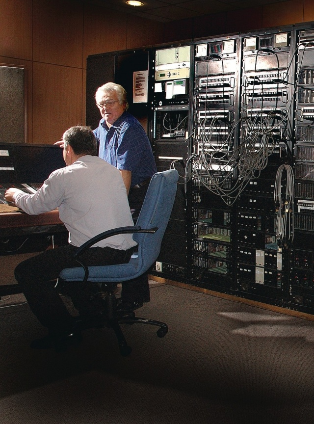 W Rozdzielni. Stoi: Bogusław Lis. Siedzi: Robert Kwiatkowski. Fot. z albumu "60 lat Polskiego Radia Szczecin", pod red. Mariana Kowalskiego Lata 90.