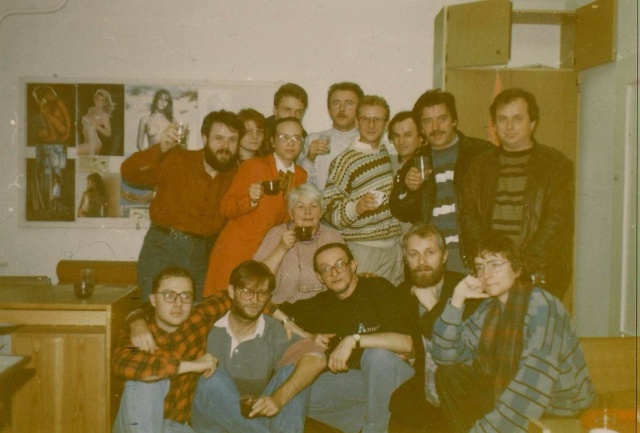 Stoją (od lewej): Jarosław Dalecki, Małgorzata Frymus, Anna Kafel, nad nią Janusz Wilczyński, Cezary Gurjew, Adam Bogoryja-Zakrzewski, Jerzy Borusiewicz, Teodor Baranowski i Stanisław Szubiński. Siedzi (centralnie) Alina Głowacka. Poniżej (także od lewej): Przemysław Szymańczyk, Szymon Kaczmarek, Jerzy Szafulski, Zdzisław Tararako i Marek Synowiecki. Fot. z Archiwum Radia Szczecin. Lata 90.