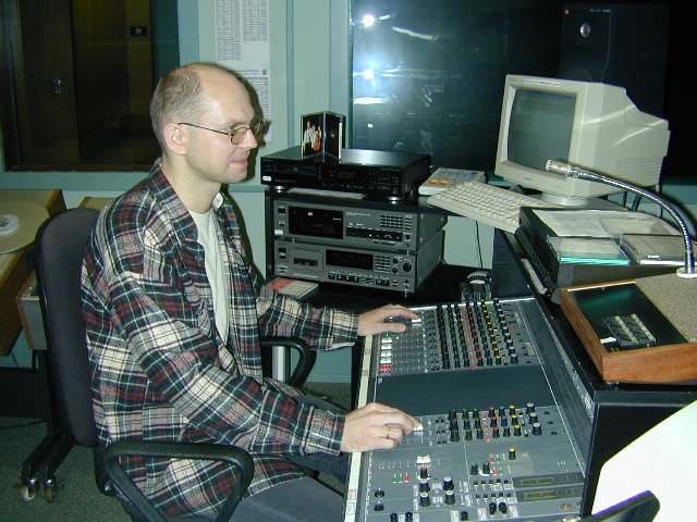 Krzysztof Skonieczny - realizator. Fot. Bogusław Lis [Radio Szczecin] Lata 90.