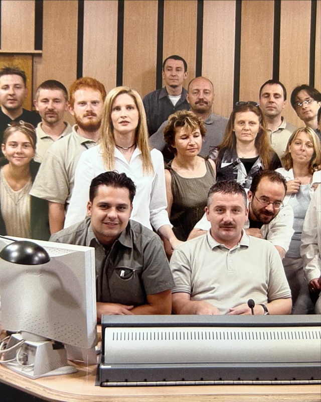 Redakcja Informacji w reżyserce studia emisyjnego ZE-1, z realizatorem, Jackiem Bukiańcem. Połowa lat. 90. Fot. ze zbiorów Radia Szczecin Lata 90.