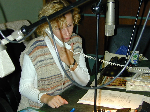 Agata Rokicka w studiu emisyjnym. Fot. Bogusław Lis [Radio Szczecin] Pierwsza dekada XXI wieku