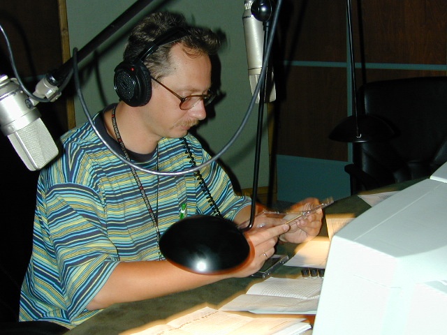 Piotr Rokicki, dziennikarz w studiu emisyjnym. Fot. Bogusław Lis [Radio Szczecin] Pierwsza dekada XXI wieku