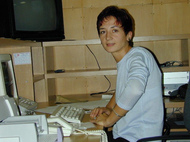 Anna Kałużna w newsroomie - dziennikarz. Fot. Bogusław Lis [Radio Szczecin] Pierwsza dekada XXI wieku