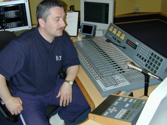 Jacek Bukianiec, realizator przy stole mikserskim. 6.11.2000 rok. Fot. Bogusław Lis [Radio Szczecin] Pierwsza dekada XXI wieku