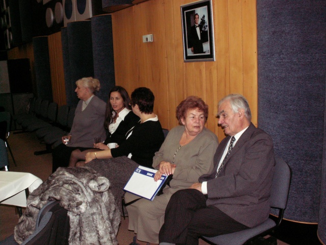 Na głównym planie: Alina Glowacka w rozmowie ze Zbigniewem Bienioszkiem na radiowej wigilii w Studiu Koncertowym S-1 im. Jana Szyrockiego w 2005 roku. Fot. z Archiwum Radia Szczecin Pierwsza dekada XXI wieku