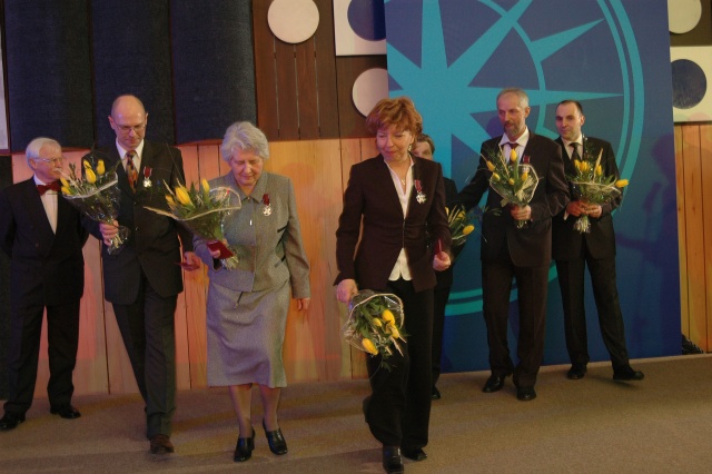 Uroczystość dekorowania odznaczeniami w Studiu Koncertowym S-1. Od lewej: Zbigniew Kosiorowski, Krzysztof Skonieczny, Urszula Krakowiak, Anna Waraczewska, Zdzisław Tararako, Adam Rudawski. Fot. Radio Szczecin Pierwsza dekada XXI wieku