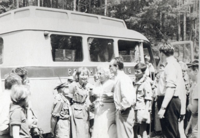 Polskie Radio Szczecin z wizytą u harcerzy. Piękne autko radiowców nieco przesłonięte, ale napis widoczny. Lata 50. Lata 40. i 50.