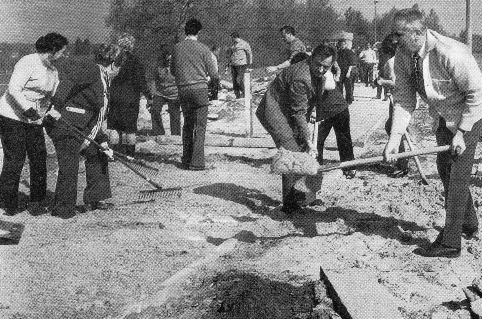 Stanisława Gierek i Edward Gierek podczas dnia czynu partyjnego w Warszawie (1974). Autor nieznany [wikipedia.org]