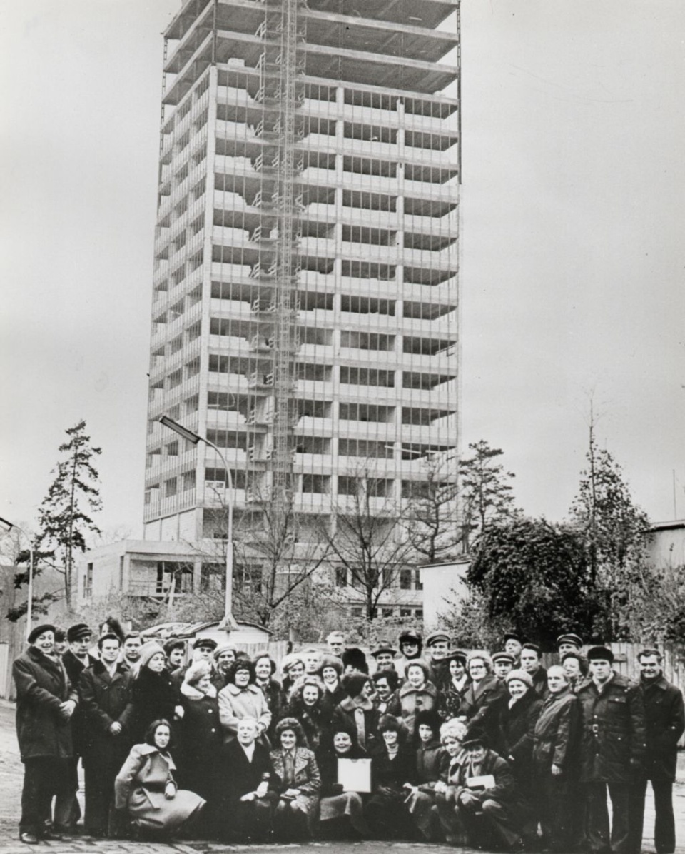 Zespół radiowców przed wieżowcem w ostatniej fazie budowy. Rok