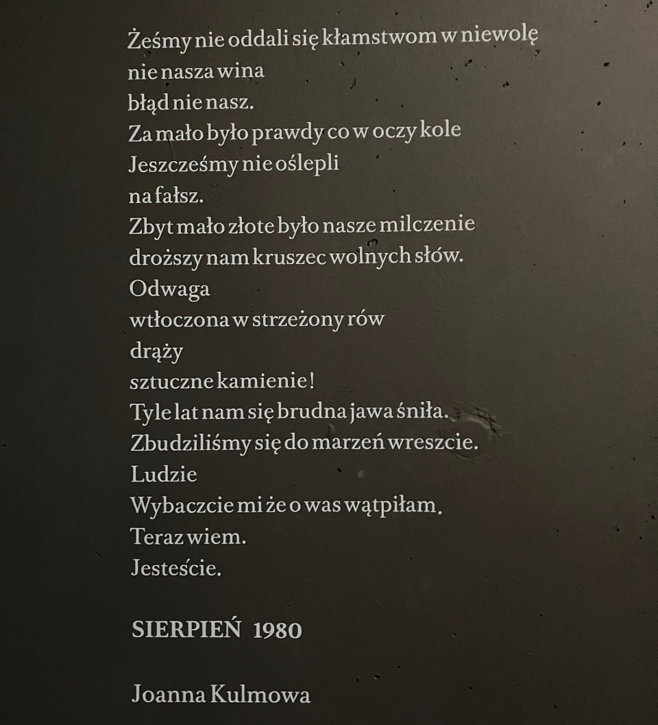 Wiersz "Jesteścier" Joanny Kulmowej na wystawie w Centrum Dialogu Przełomy w Szczecinie. Fot. Agata Rokicka [Radio Szczecin]