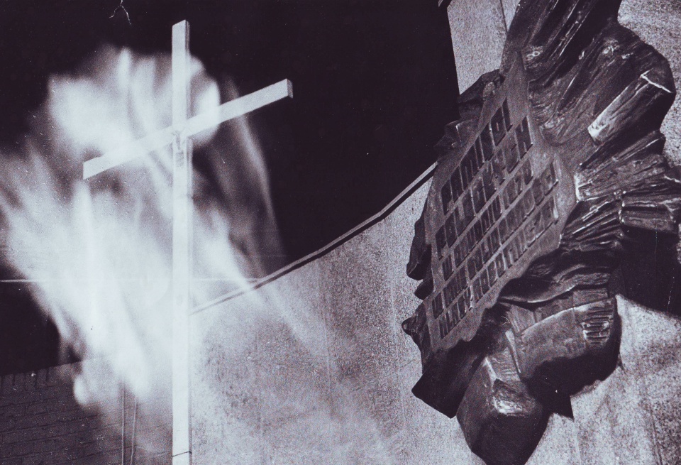 "Pamięci poległych w grudniu 1970 w imię solidarności klasy robotniczej". Tablica przy wejściu do Stoczni Szczecińskiej upamiętniająca ofiary Grudnia 1970. Fot. z 1985. Stefan Cieślak [wikipedia.org]