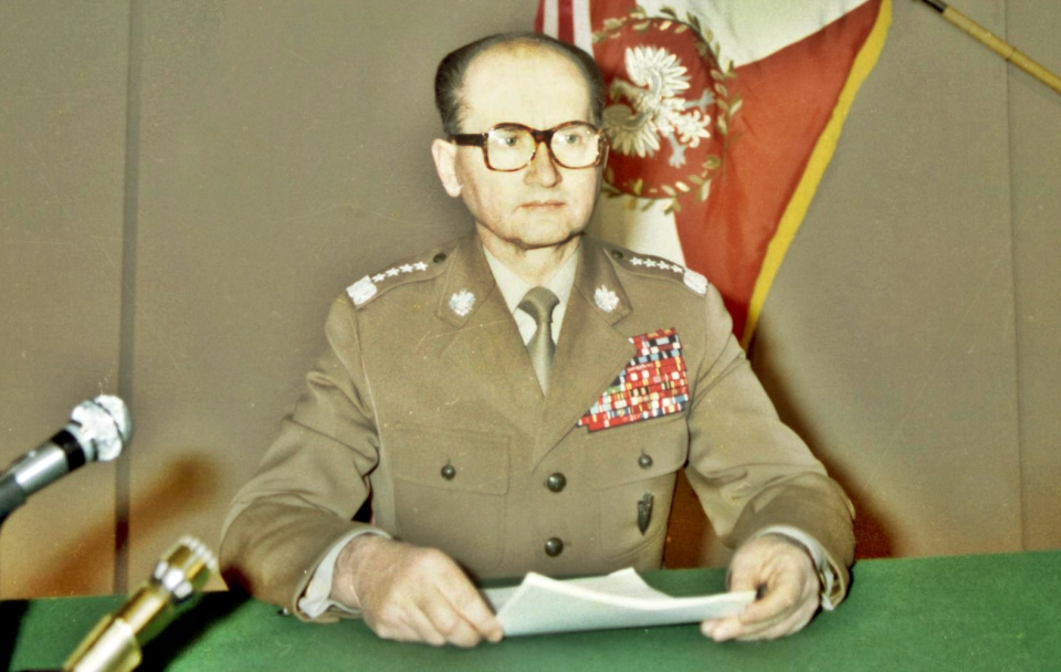 Generał armii Wojciech Jaruzelski przygotowujący się do odczytania przemówienia informującego o wprowadzeniu stanu wojennego; Warszawa, 13 XII 1981 r. Fot. autor nieznany [wikipedia.org]