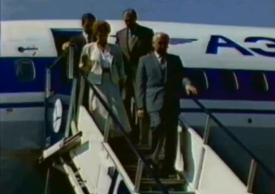 Gorbaczow na lotnisku w Goleniowie rozpoczyna swoją wizytę na Pomorzu Zachodnim. Kadr z Kroniki Szczecińskiej