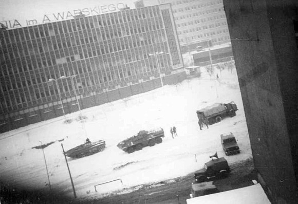 Zdjęcie zrobione z ukrycia (stan woejenny - grudzień 1981 roku). Fot. ze zbiorów Muzeum Narodowego