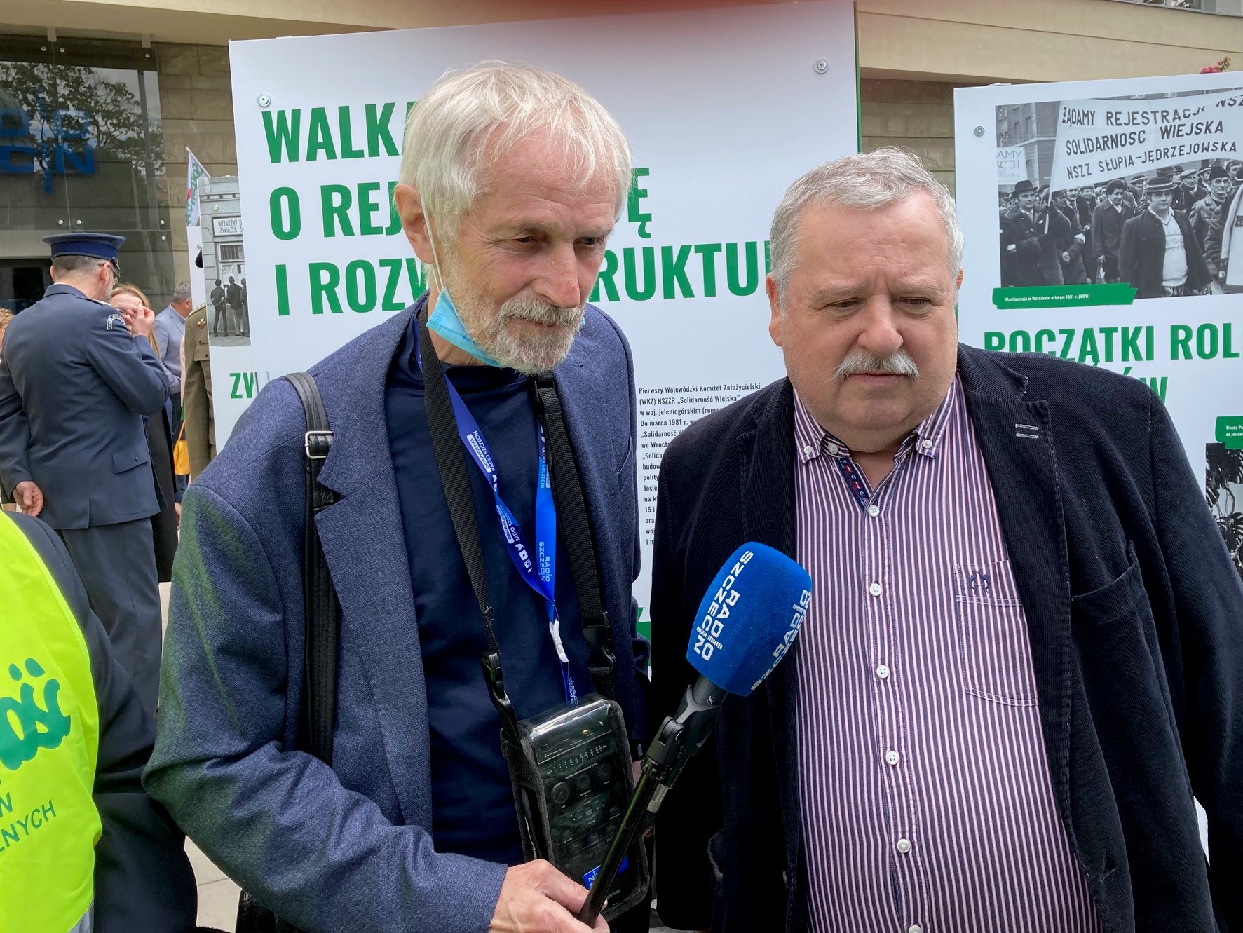 Red. Zdzisław Tararako i Artur Balazs oglądają wystawę poświęconą Solidarności Rolników Indywidualnych. Maj 2021.