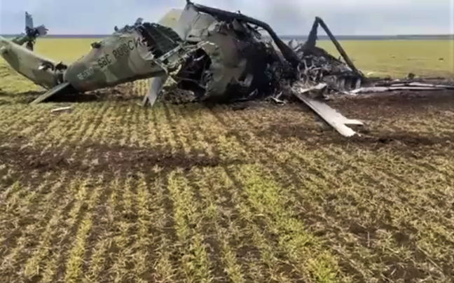 Obsiane pole na Ukrainie, a na nim wrak rosyjskiego śmigłowca. Źródło:twitter.com