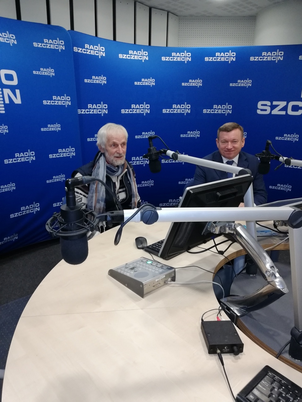Zdzisław Tararako rozmawia z posłem Jarosławem Rzepą