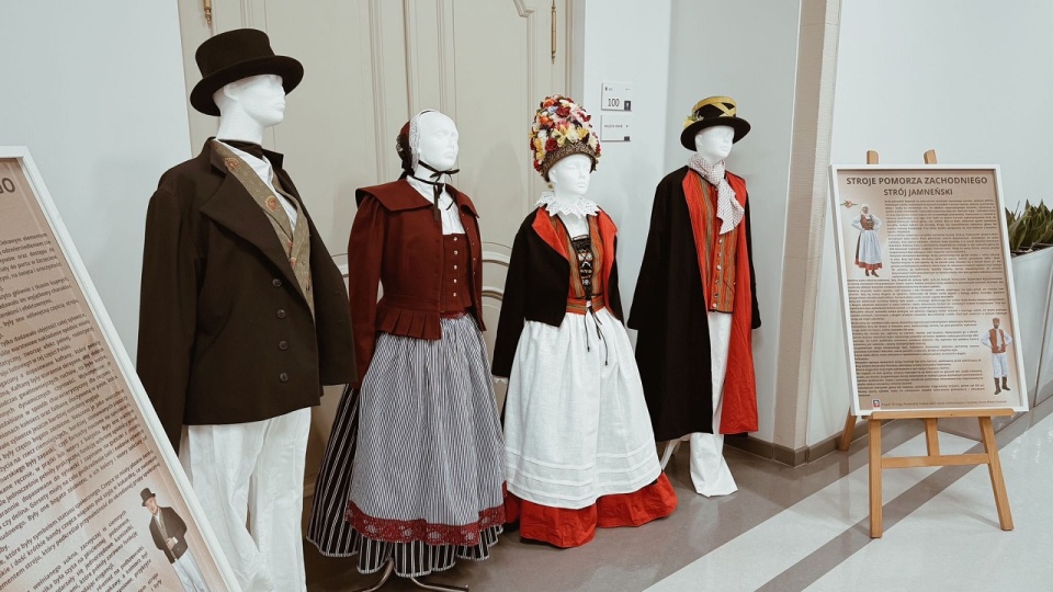 Stroje jamneńskie po prawej stronie; fot. Zespół Pieśni i Tańca Ziemi Szczecińskiej "Krąg"