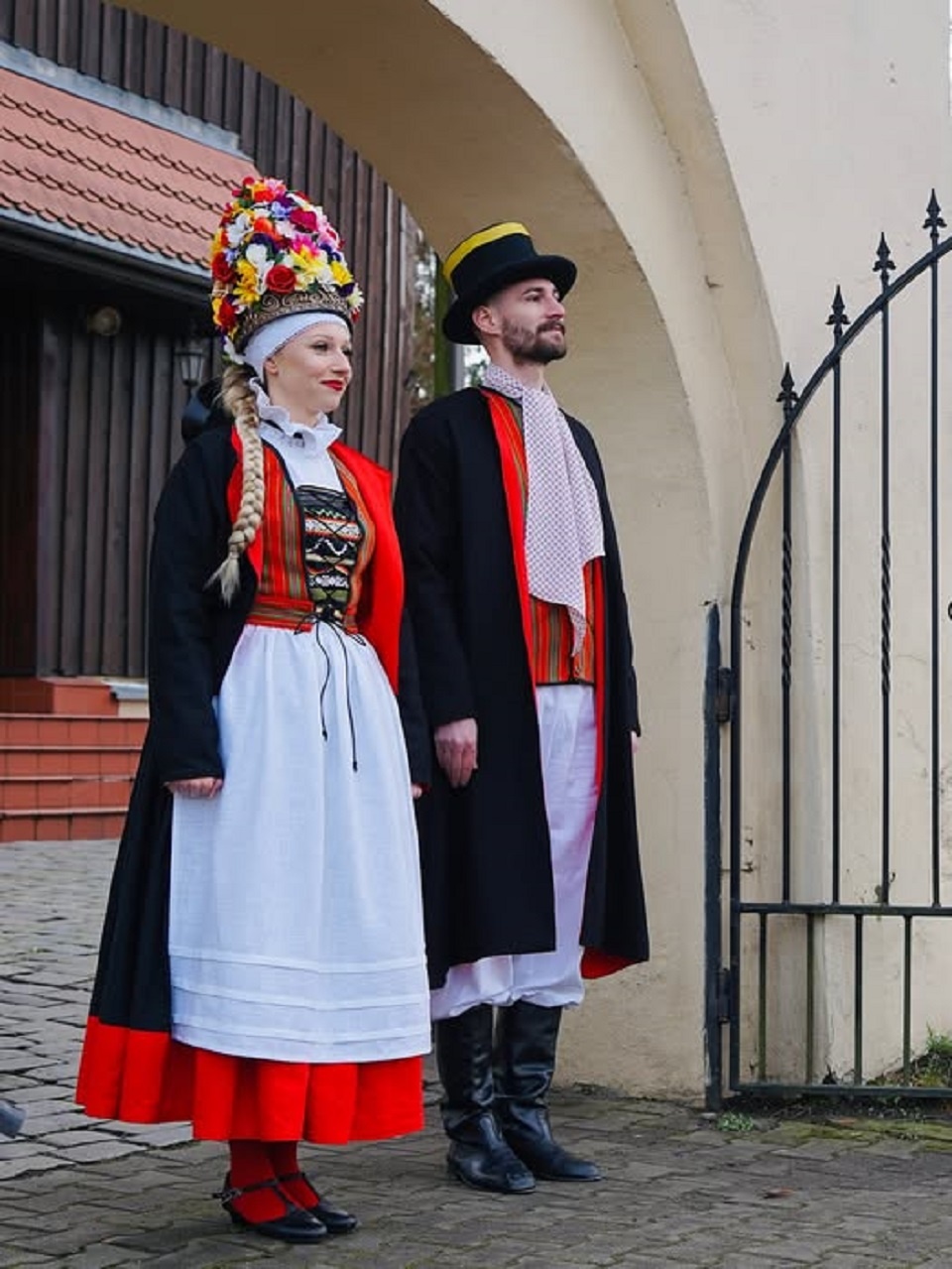 Wesele jamneńskie - młoda para; Zespół Pieśni i Tańca Ziemi Szczecińskiej Krąg