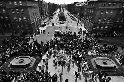 Marsz Pamięci w hołdzie ofiarom zbrodni katyńskiej i katastrofy pod Smoleńskiem (WIDEO)