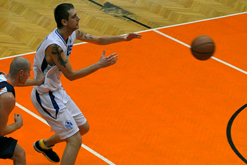 Koszykarze AZS-u Radex Szczecin w pierwszym tegorocznym meczu w I lidze zmierzą się dziś w stolicy z Polonią 2011 Warszawa.